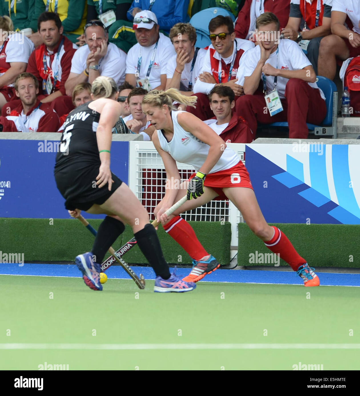 Glasgow, Scotland, Regno Unito. 1 agosto, 2014. L'Inghilterra del Zoe Shipperley compete per Inghilterra nei loro giochi del Commonwealth di semi-finale contro la Nuova Zelanda nella donna la concorrenza di hockey su 1 Agosto 2014 presso la National Hockey Stadium di Glasgow, Sco Credito: Martin Bateman/Alamy Live News Foto Stock