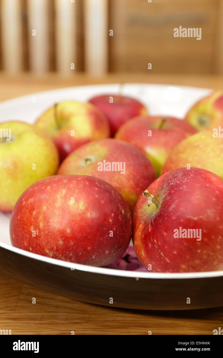 Mele fresche in una ciotola Foto Stock