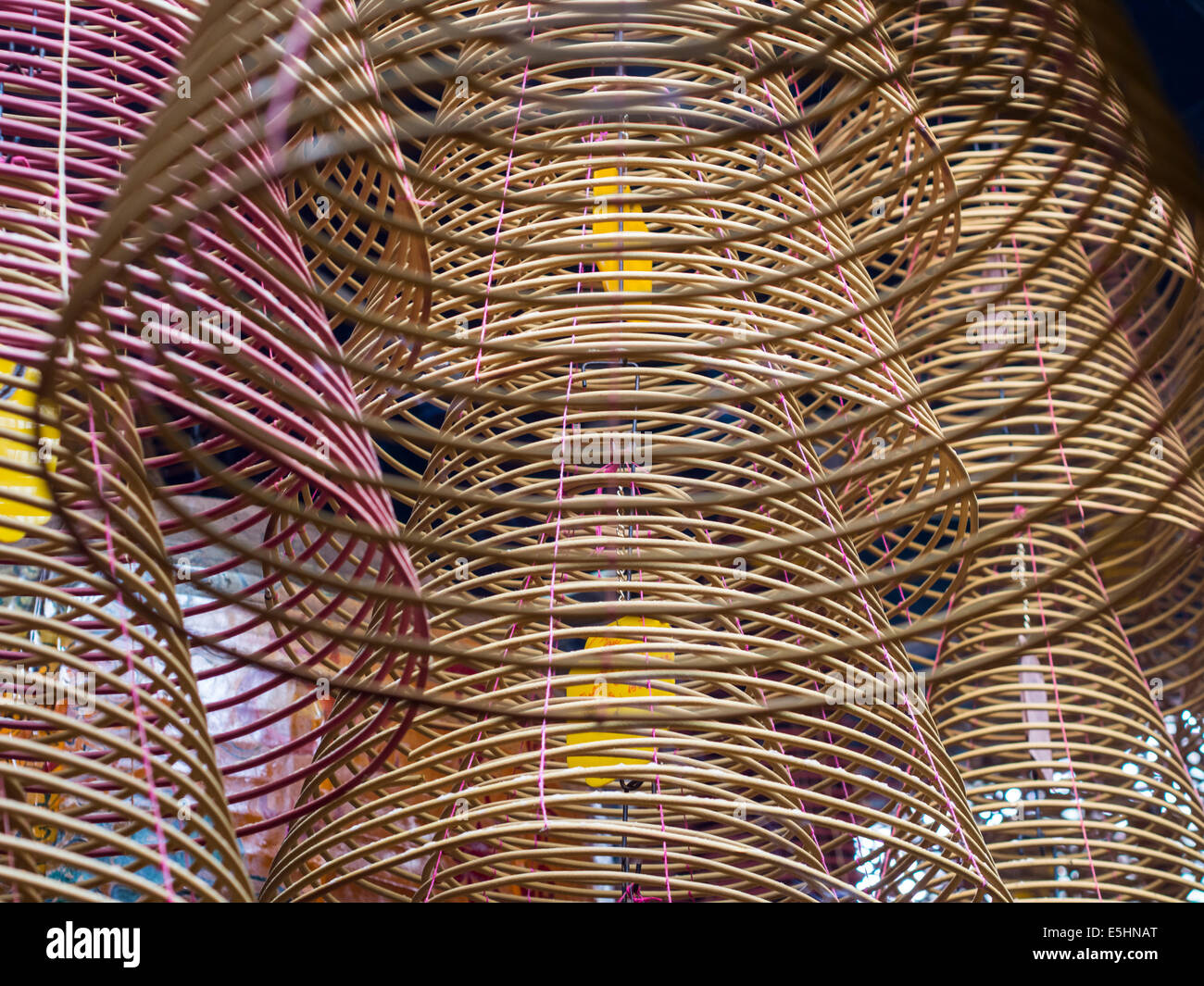 Le ONGS Tempio, o Chua ONGS, dettaglio di incenso a spirale, Cantho, Vietnam Foto Stock