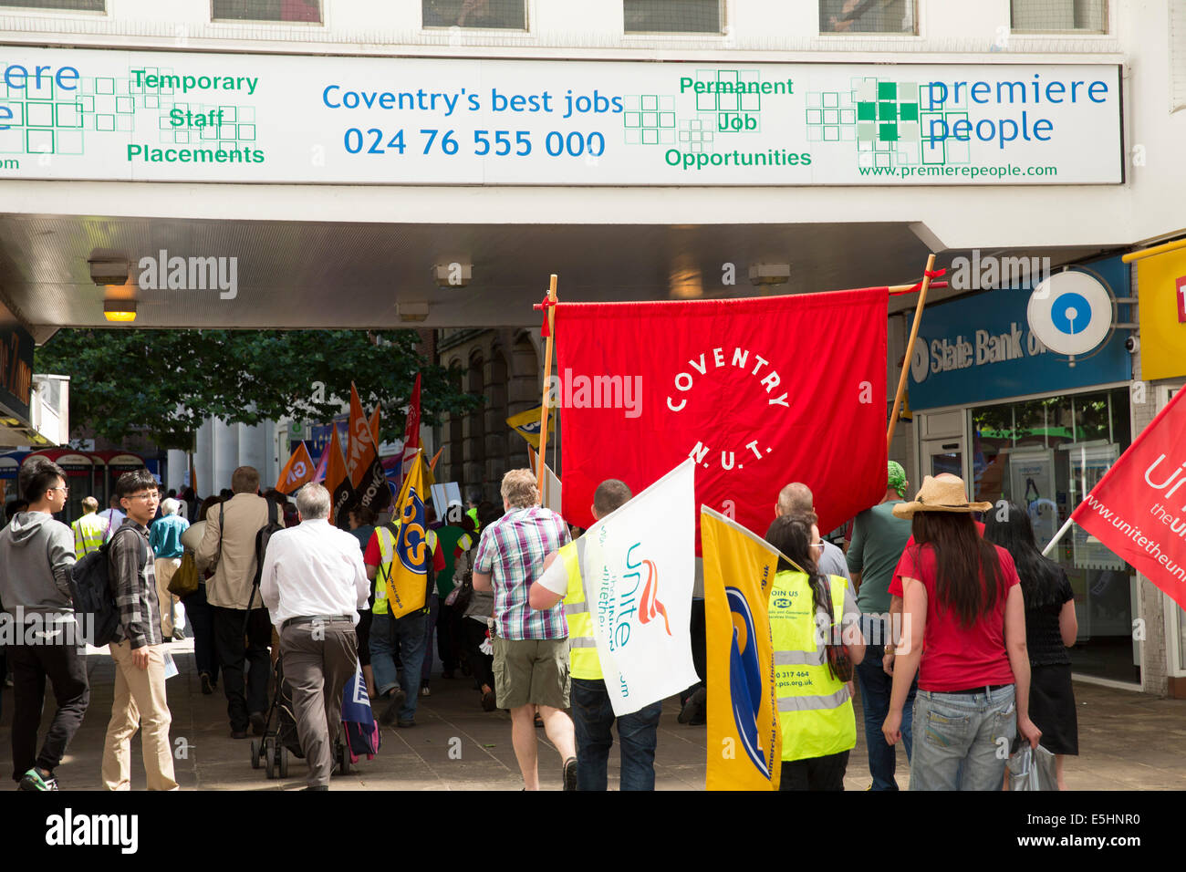 Unire il raccordo , i lavoratori marzo attraverso la citta' di Coventry City Centre. Foto Stock