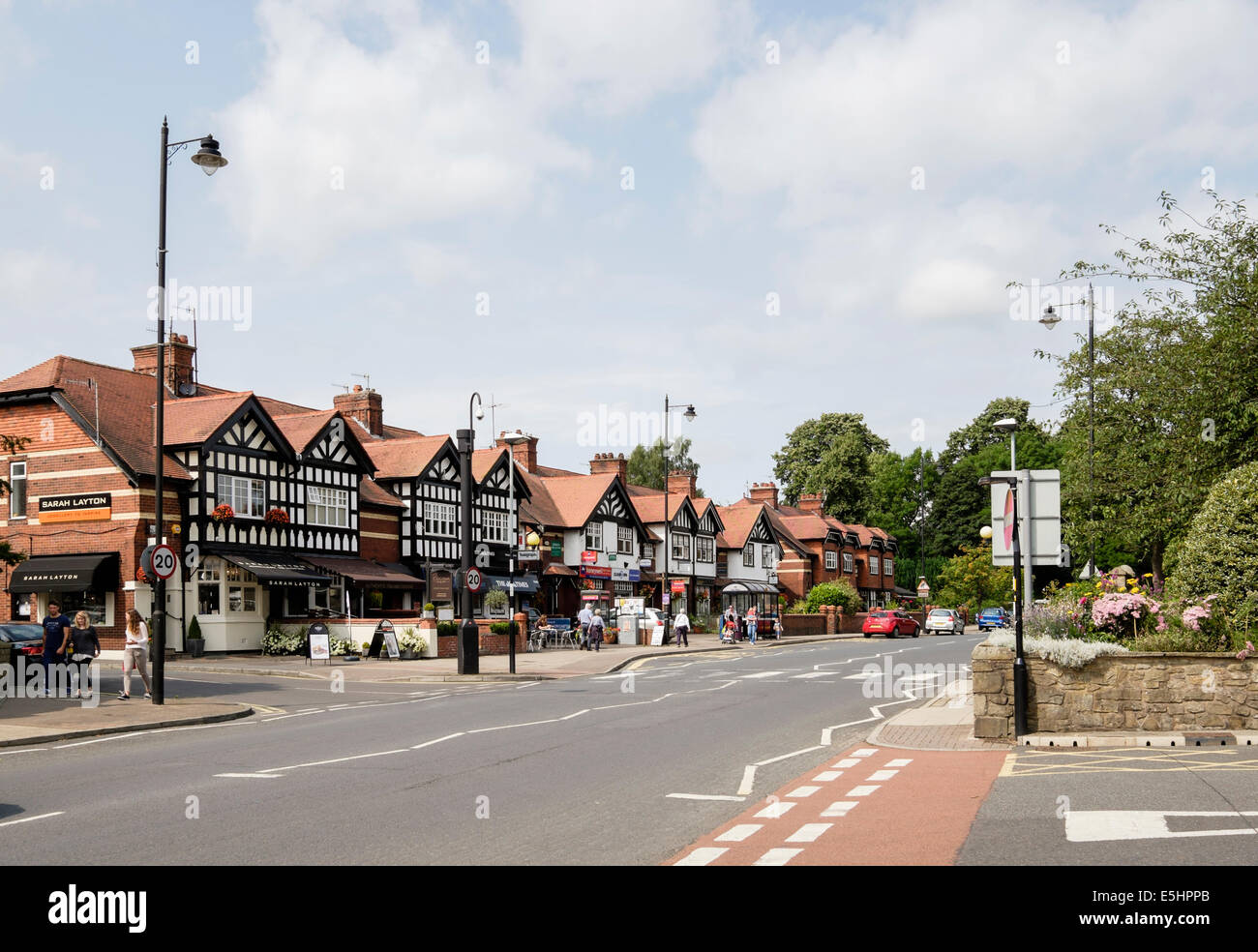 Scena di strada con piccoli negozi nel centro di Ribble Valley Village. King Street, Whalley, Lancashire, Inghilterra, Regno Unito, Gran Bretagna Foto Stock