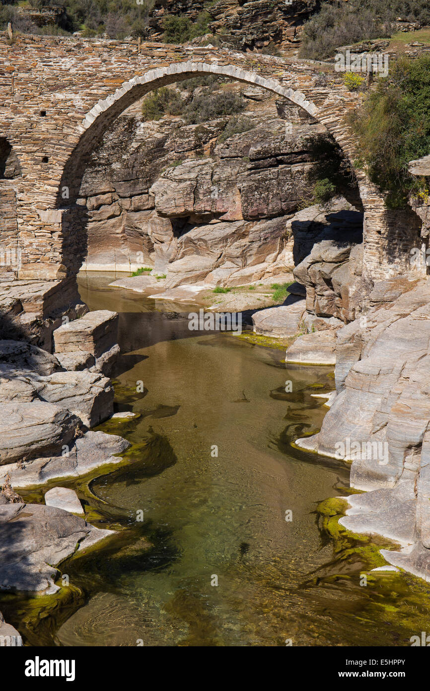 Storico ponte di pietra sul fiume Gediz Kula Manisa Turchia Foto Stock