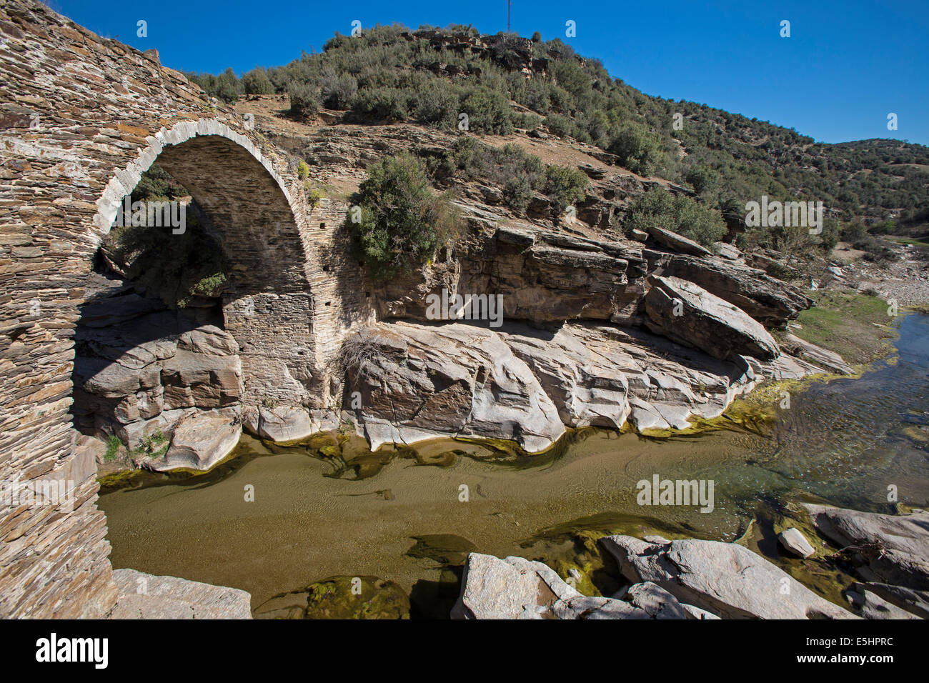 Storico ponte di pietra sul fiume Gediz Kula Manisa Turchia Foto Stock