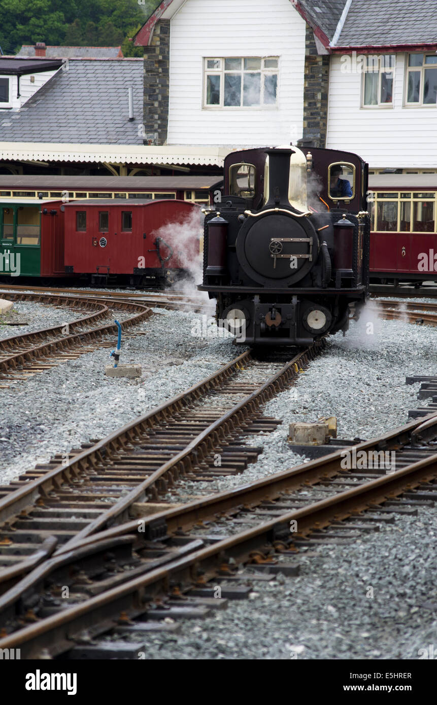 Ffestiniog Railway locomotiva a vapore "Taliesin' a Porthmadog harbour station Foto Stock