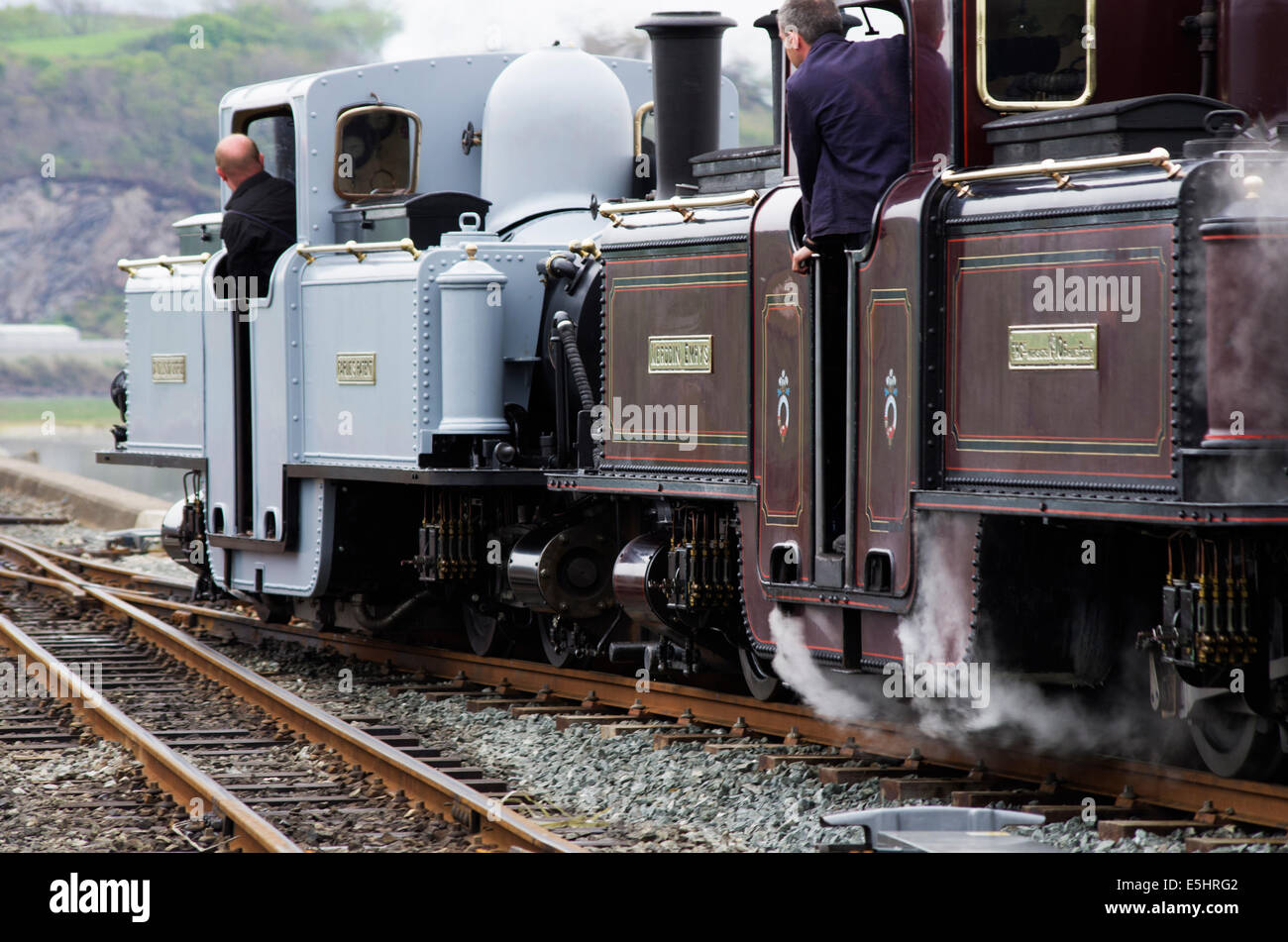 Ffestiniog Railway locomotive a vapore 'David Lloyd George' e 'Merddin Emrys' a Porthmadog harbour station Foto Stock