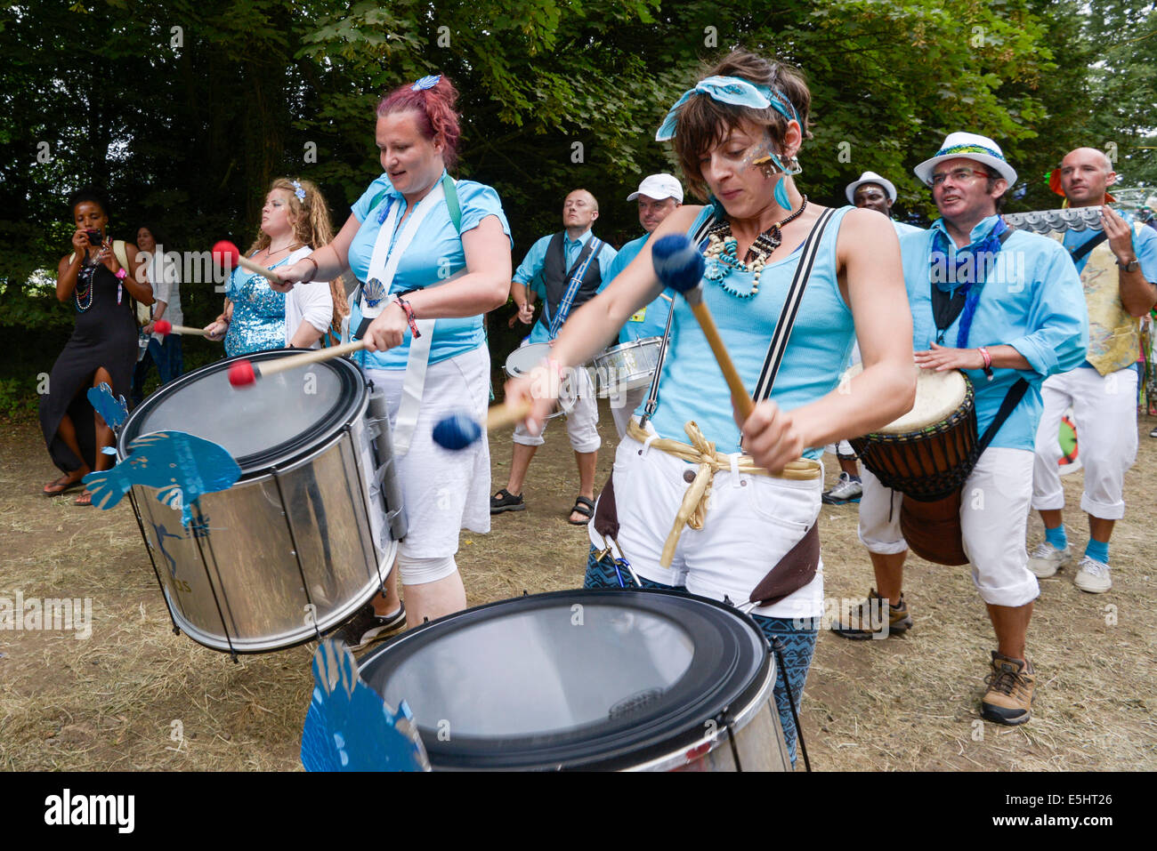 Malmesbury, Regno Unito, 27/07/2014 : Atmosfera al WOMAD - un mondo di musica, arte e danza. Una sfilata di Carnevale la Domenica pomeriggio con gli articoli realizzati su weekened. Foto di Julie Edwards Foto Stock