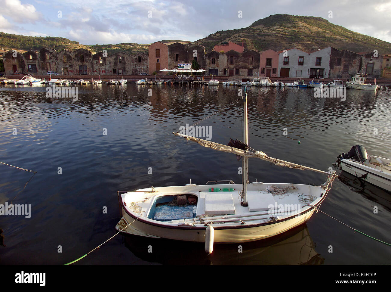 Bosa è una piccola città nel nord-ovest della Sardegna, sulla riva sinistra del fiume Temo, in una ridente vallata. Foto Stock