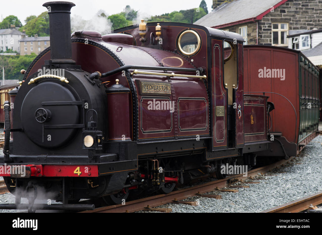 Ffestiniog Railway locomotiva a vapore "Palmerston' a Porthmadog harbour station Foto Stock