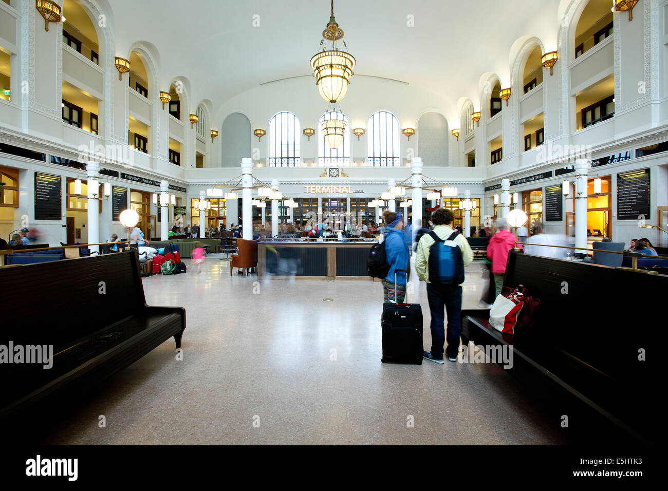 Gruppo di viaggiatori nel terminale (Crawford Hotel, piani superiori), Union Station, Denver, Colorado, STATI UNITI D'AMERICA Foto Stock