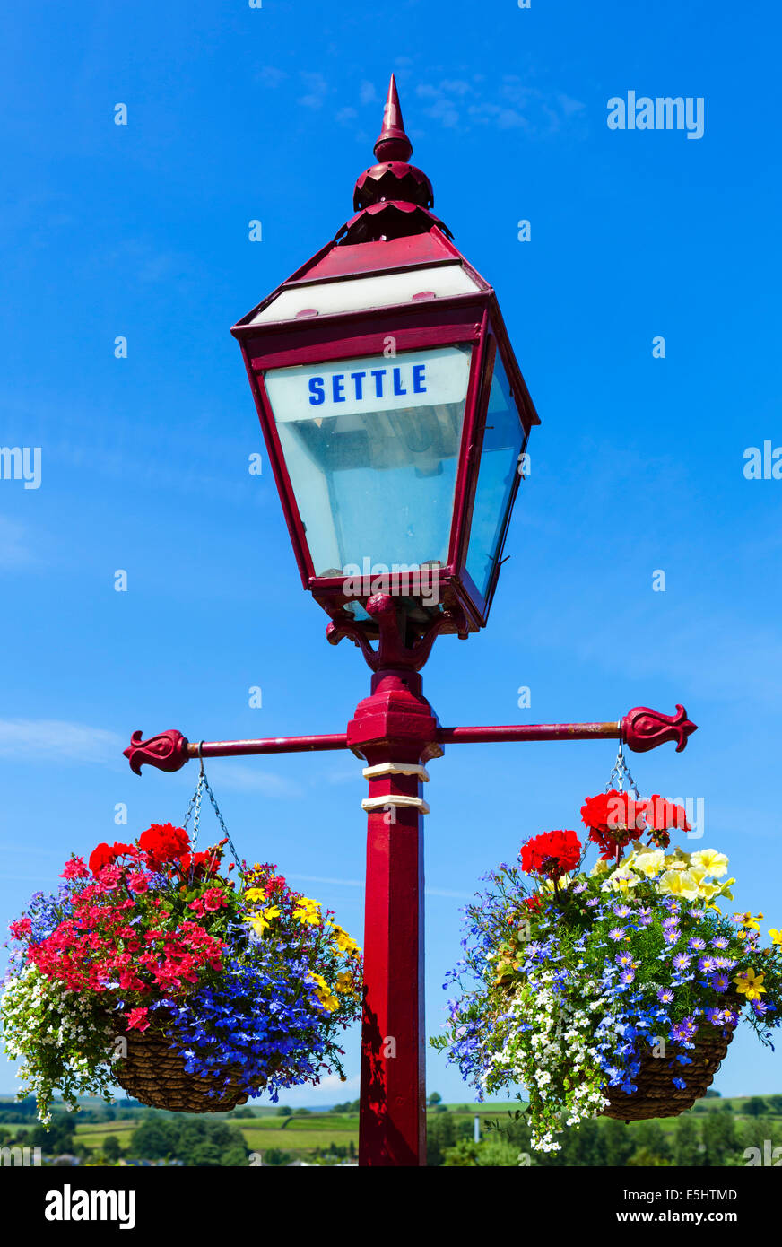 Cesti floreali pendenti a Settle stazione ferroviaria, inizio del Settle Carlisle Railway, North Yorkshire, Regno Unito Foto Stock