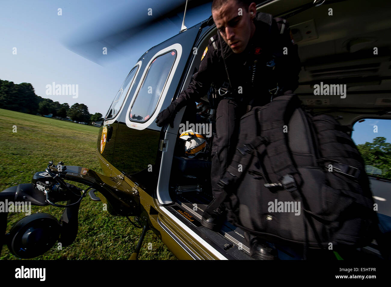 Trooper Michael McCloskey, Maryland Polizia di Stato volo medic, esce trooper 7 durante una missione MedEvac, Giugno 16 2014 in Balti Foto Stock