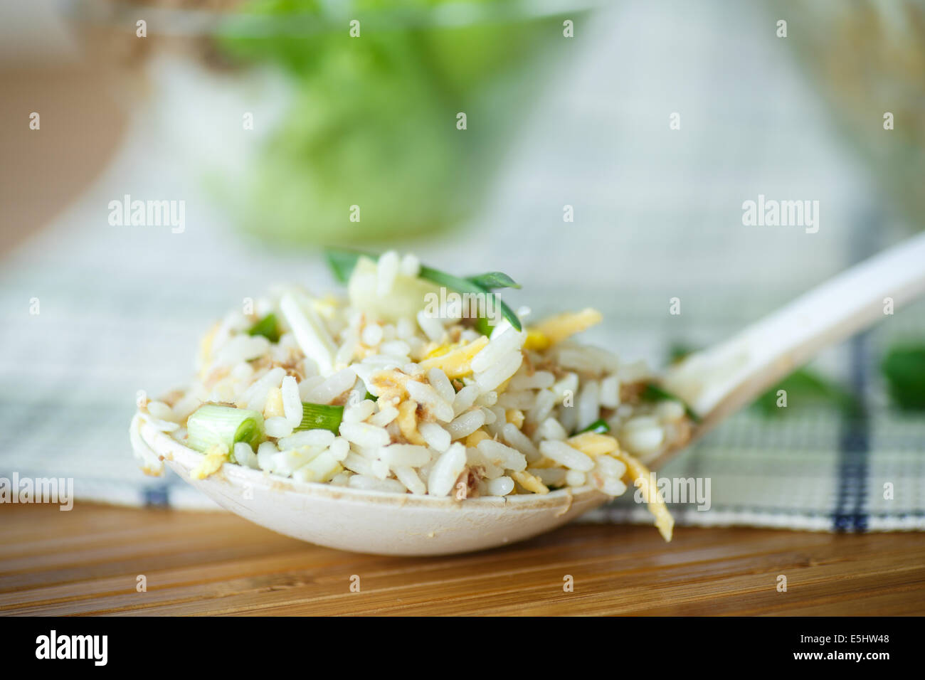 Con insalata di riso, uova di tonno e verdure Foto Stock