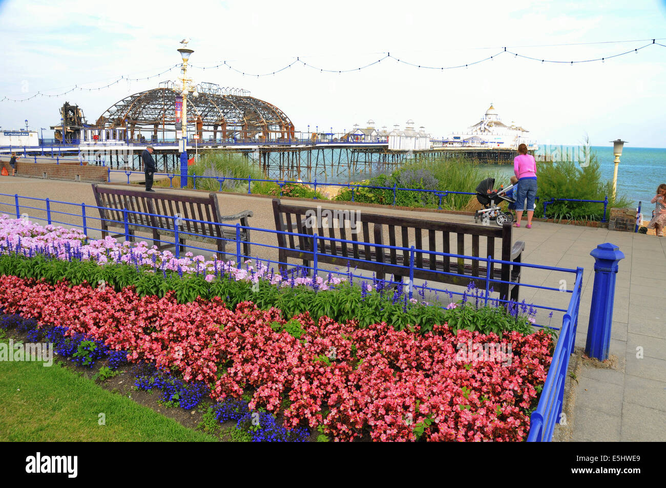 Eastbourne, East Sussex, Regno Unito. 1 agosto, 2014. Bellissimi fiori nella parte anteriore del metallo attorcigliato struttura. La polizia ha lanciato la sonda arson a seguito dell'incendio presso il molo Credito: David Burr/Alamy Live News Foto Stock