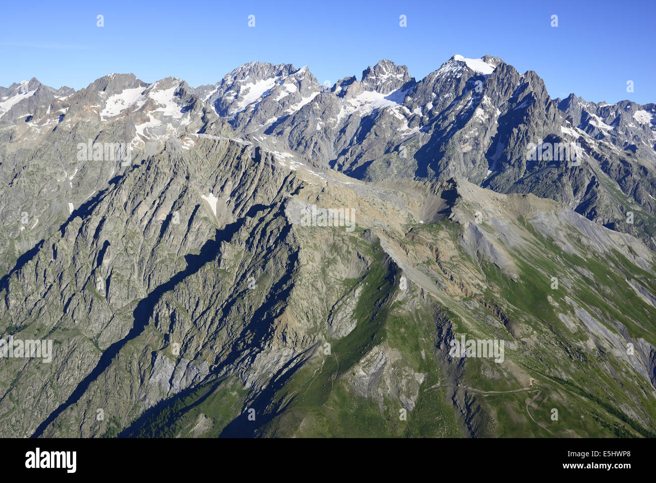 VISTA AEREA. Mont Pelvoux (altitudine: 3946 metri). Les Écrins National Park, Hautes-Alpes, Francia. Foto Stock