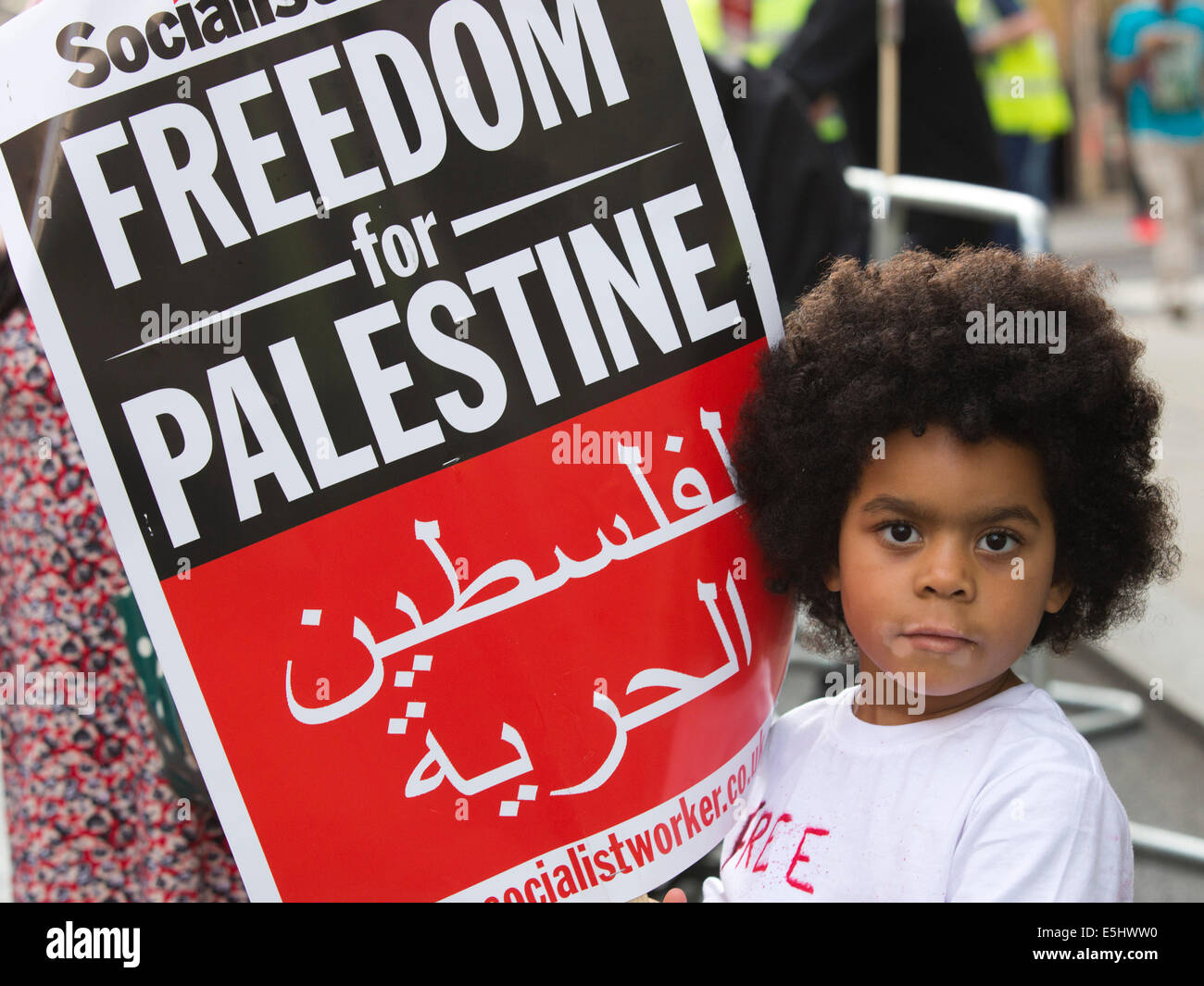 Londra, Regno Unito. 1 agosto 2014. Un bambino di 4 anni, detiene una "Libertà per la Palestina' poster. Migliaia di manifestanti radunati presso l'Ambasciata israeliana nei pressi di Kensington High Street e chiamato per un fine dell'azione militare a Gaza da parte di Israele. Credito: Nick Savage/Alamy Live News Foto Stock