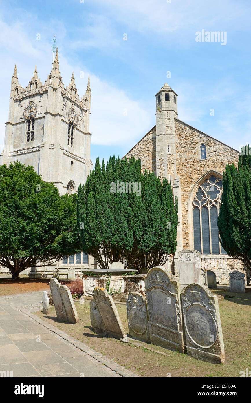 Chiesa di San Pietro e di san Paolo nella Chiesa e la sua terrazza Fenland Wisbech Cambridgeshire Regno Unito Foto Stock