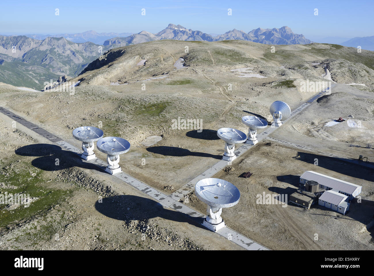 VISTA AEREA. Osservatorio e interferometro di Plateau de Bure (altitudine: 2565 metri). Le Dévoluy, Hautes-Alpes, Francia. Foto Stock