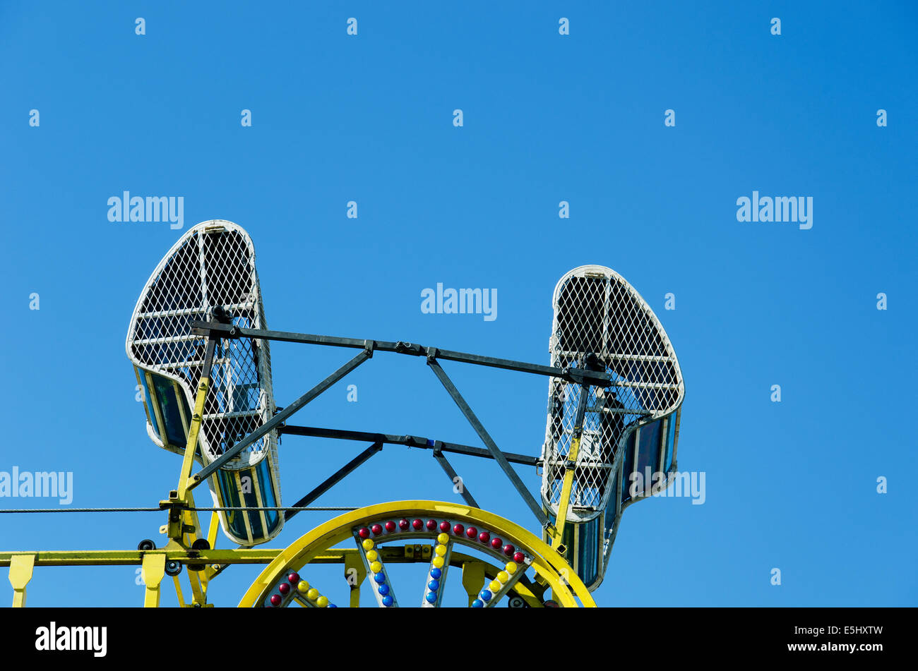 Elementi di una annata colorato carnevale contro il cielo blu chiaro Foto Stock