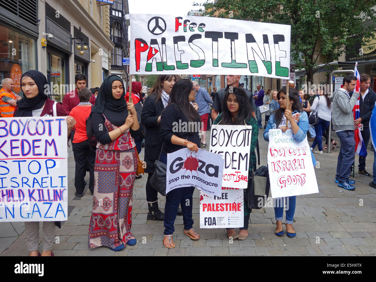 I sostenitori della Palestina che protestavano contro Israele, nella città britannica di Manchester, Inghilterra, Regno Unito Foto Stock