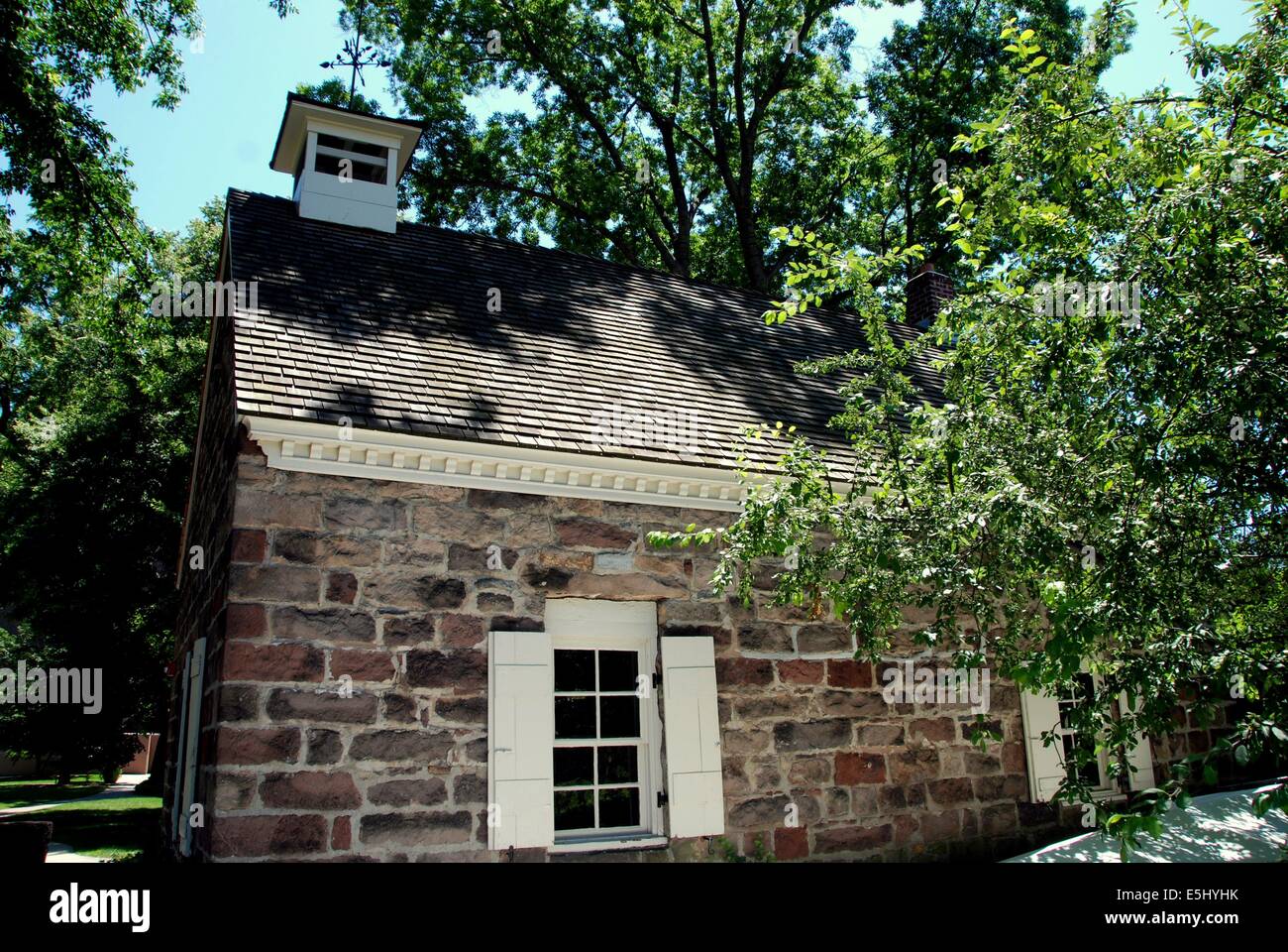 NEWARK, NEW JERSEY: vista laterale del 1784 una pietra-room schoolhouse presso il Museo di Newark Foto Stock