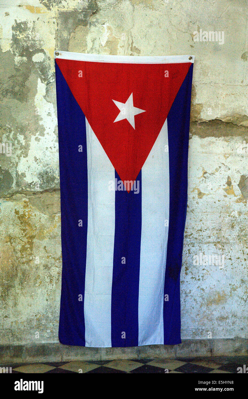 Bandiera cubana appeso sulla patina di parete di stile Foto Stock