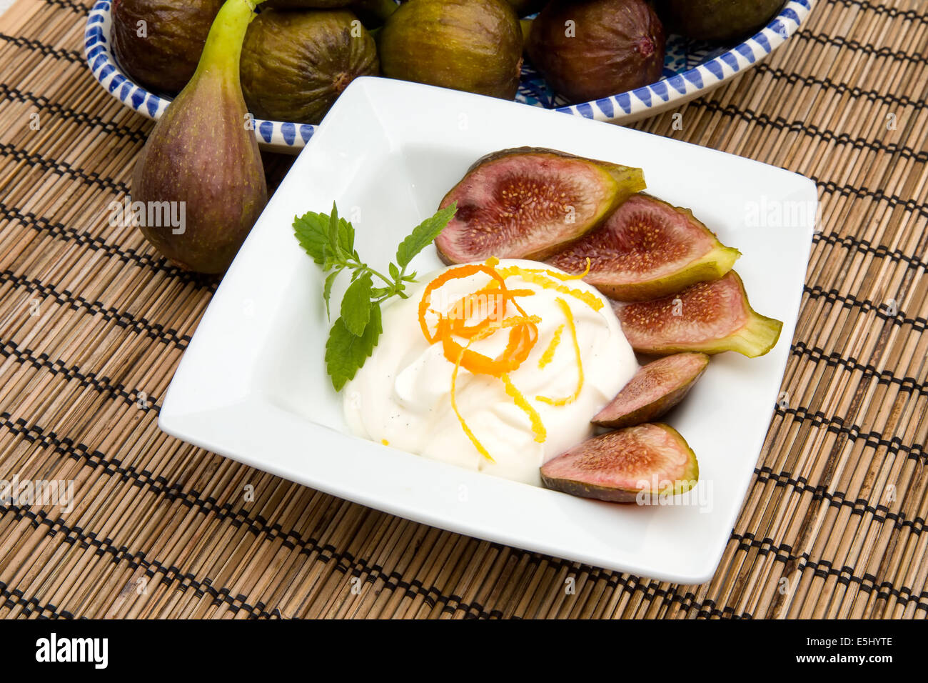 Figg, miele, yogurt o il mascarpone con la vaniglia è un incredibile dessert Foto Stock