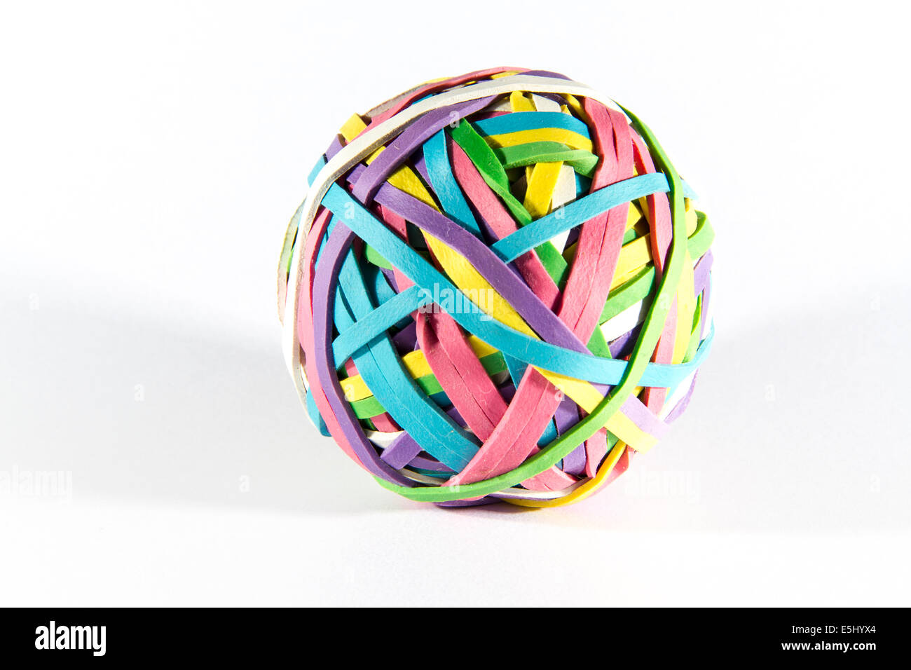 La sfera delle colorate bande di gomma, sfondo bianco, una leggera ombra Foto Stock