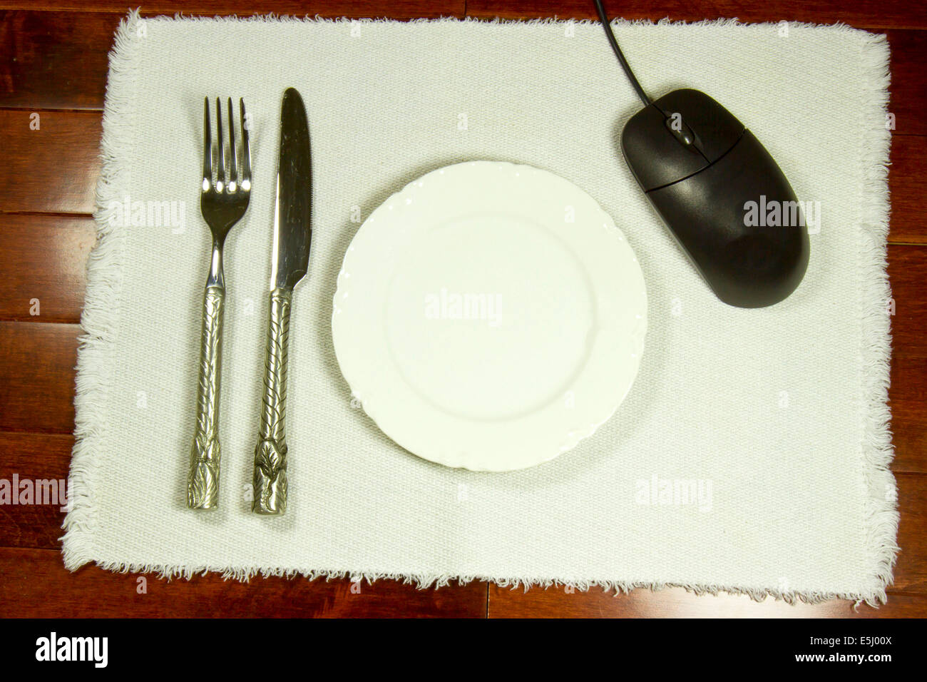 Posizionare il tappetino con coltello e forchetta con tablet che mostra la piastra che rappresenta internet recensione del ristorante, ordinazione o prenotazioni Foto Stock