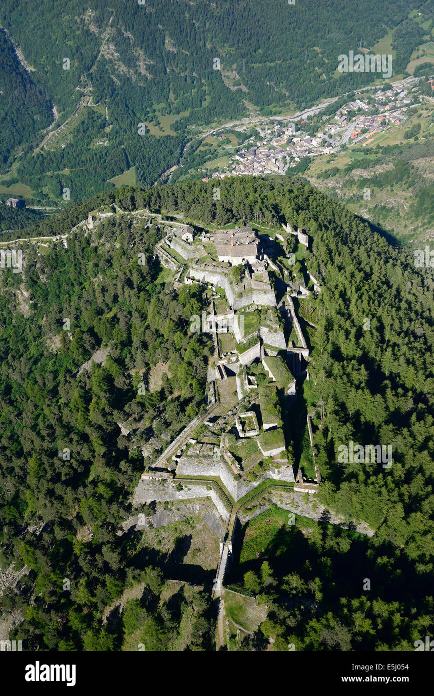 VISTA AEREA. Fenestrelle Fort con la città di Fenestrelle sotto nella valle di Chisone. Fenestrelle, città metropolitana di Torino, Piemonte, italia. Foto Stock