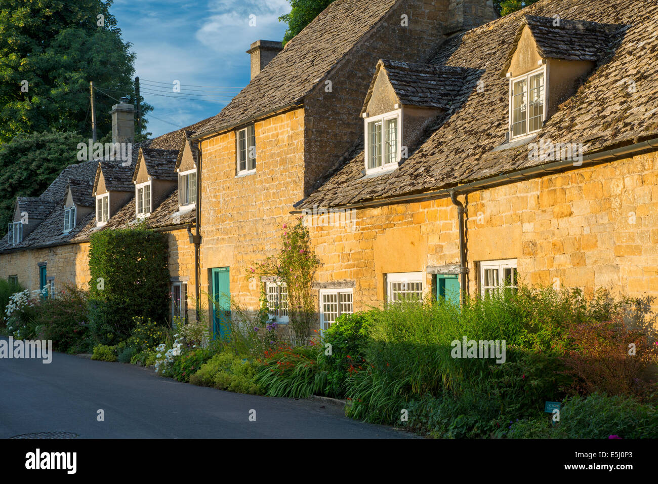 Fila di attaccato cottages in Snowshill, il Costwolds, Gloucestershire, Inghilterra Foto Stock