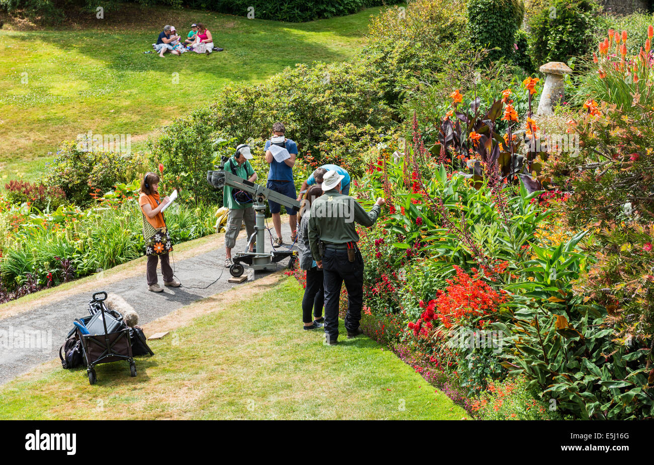 Il 30 luglio 2014. I giardinieri di BBC World film equipaggio a una country house e giardini riprese per la serie televisiva. Foto Stock