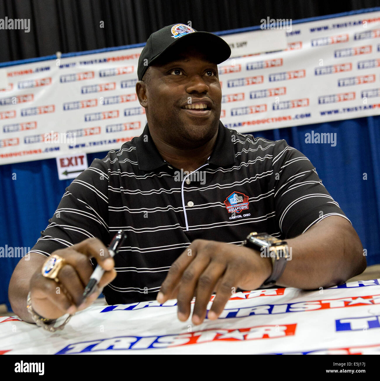 Cleveland, Ohio, USA. 01 Ago, 2014. NFL Hall of Famer WARREN SAPP segni autographsl durante la trentacinquesima sport nazionale collezionisti convenzione presso il Centro X. I cinque giorni di spettacolo, il più grande del suo genere nel paese, a cui sono attesi più di 40.000 partecipanti. Tra le offerte sono in persona autografo ingaggi da più di 100 celebrità dello sport, nonché le schede di Sport, giocattoli, gioco-utilizzate maglie e una cornucopia di altri cimeli da collezione. © Brian Cahn/ZUMA filo/Alamy Live News Foto Stock