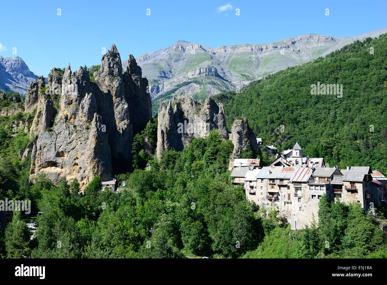 Pittoresco villaggio medievale con uno sfondo di cime scoscese vicino al Parco Nazionale del Mercantour. Péone, Alpi Marittime, Francia. Foto Stock