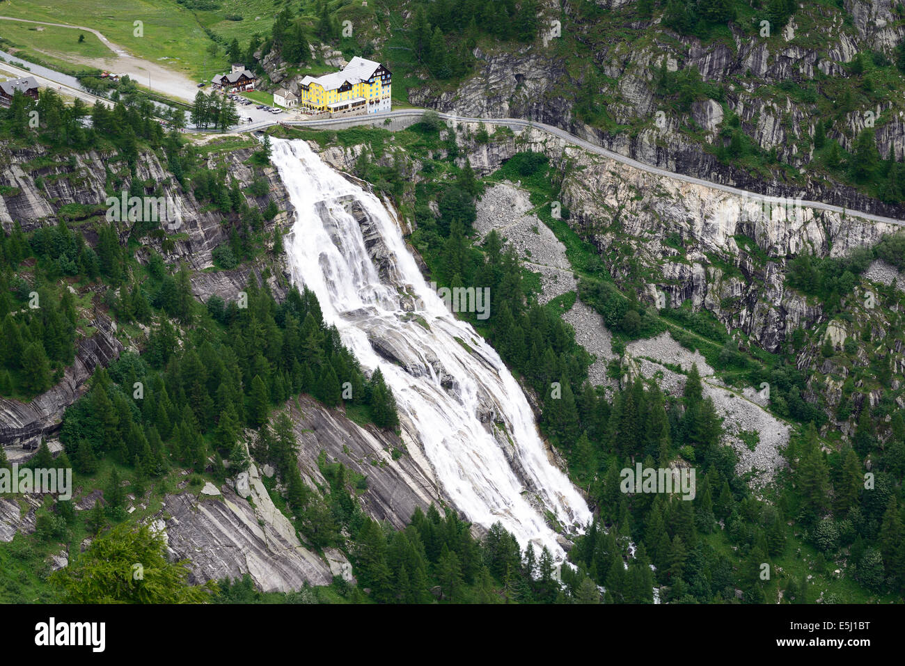 Cascata del Toce alta 143 metri. Val Formazza, Provincia di Verbano-Cusio-Ossola, Piemonte, Italia. Foto Stock