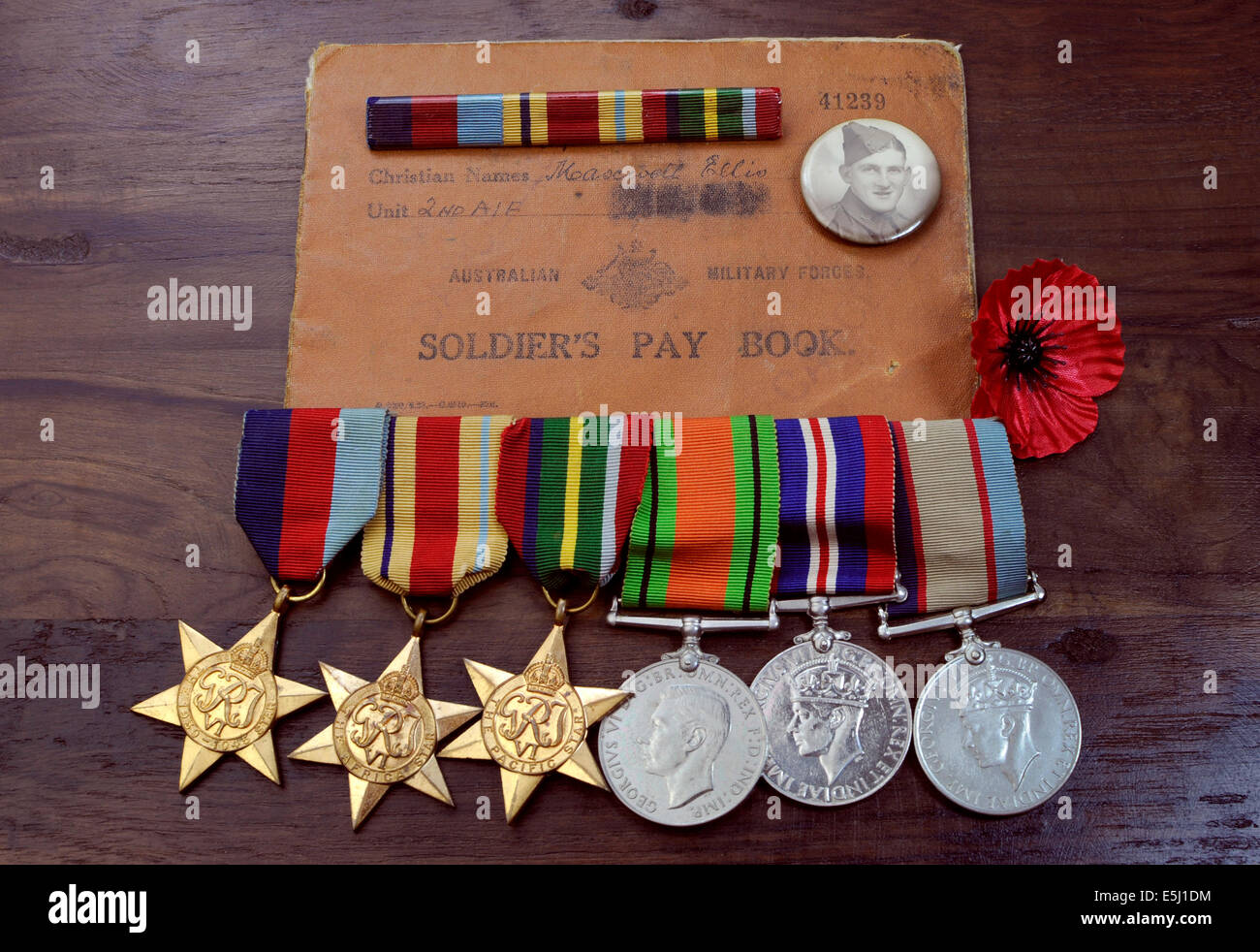 Originale Esercito Australiano campagne della Seconda Guerra Mondiale medaglie con un soldato libro paga e ID foto Foto Stock