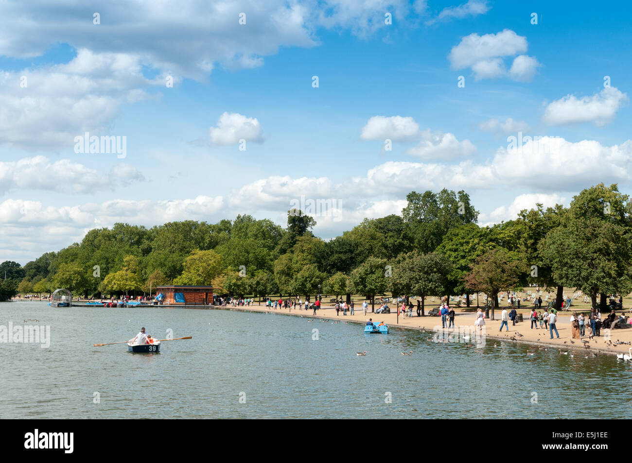 Il lago a serpentina in Hyde Park, London, Regno Unito Foto Stock