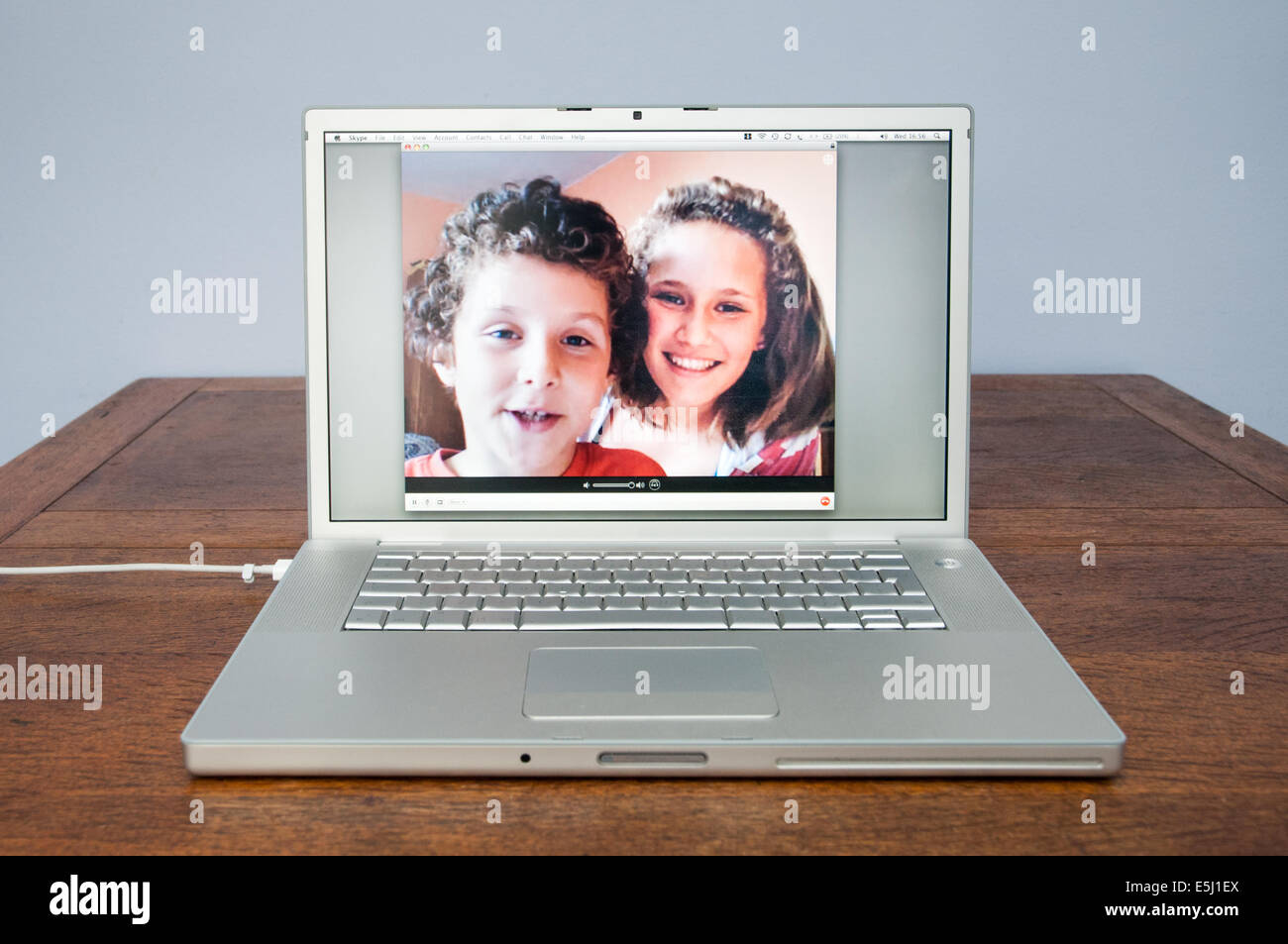 I bambini a parlare su Skype sul computer portatile Apple Computer, England, Regno Unito Foto Stock