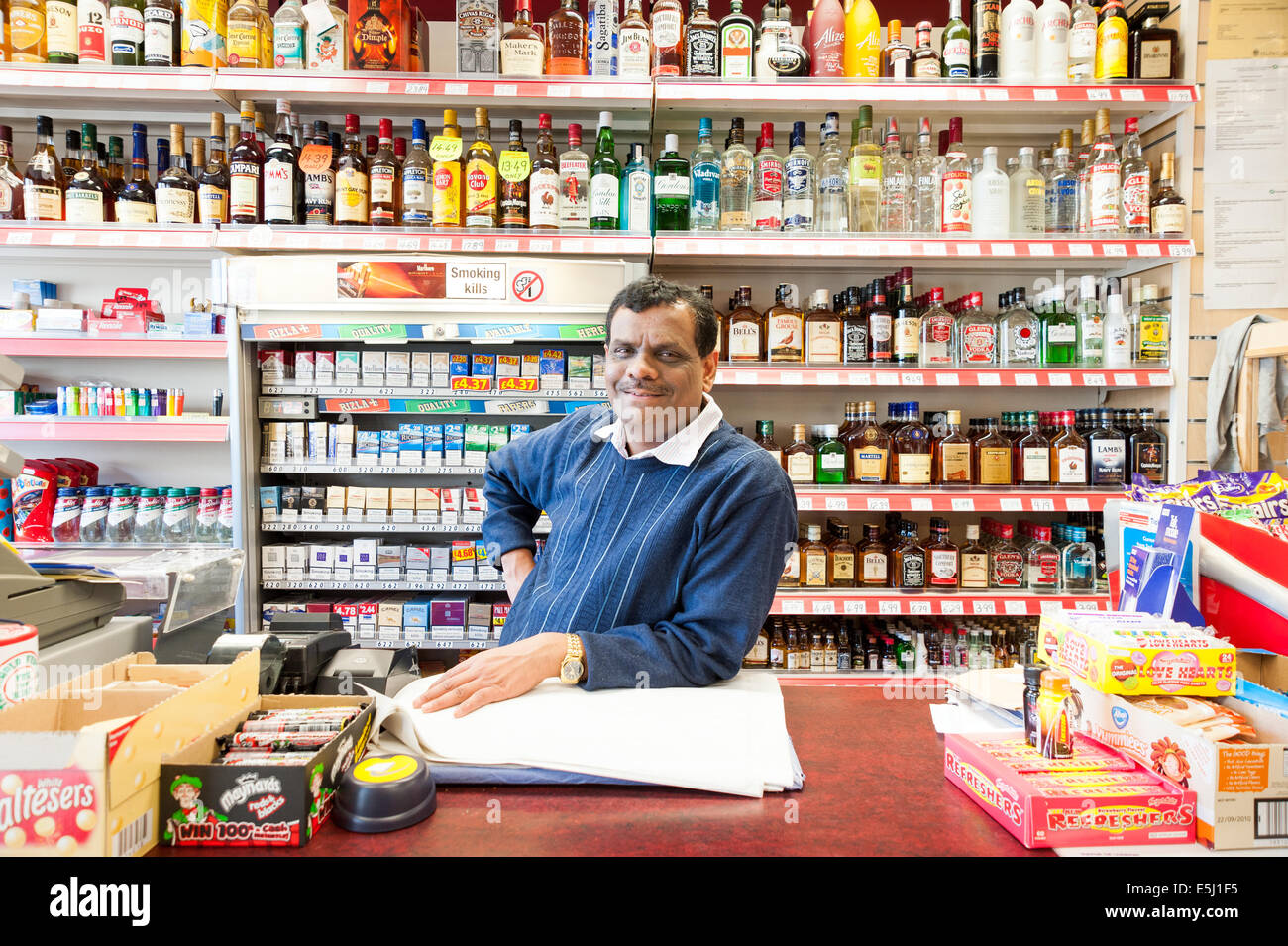 Ritratto di Indian off-proprietario della licenza, London, England, Regno Unito Foto Stock