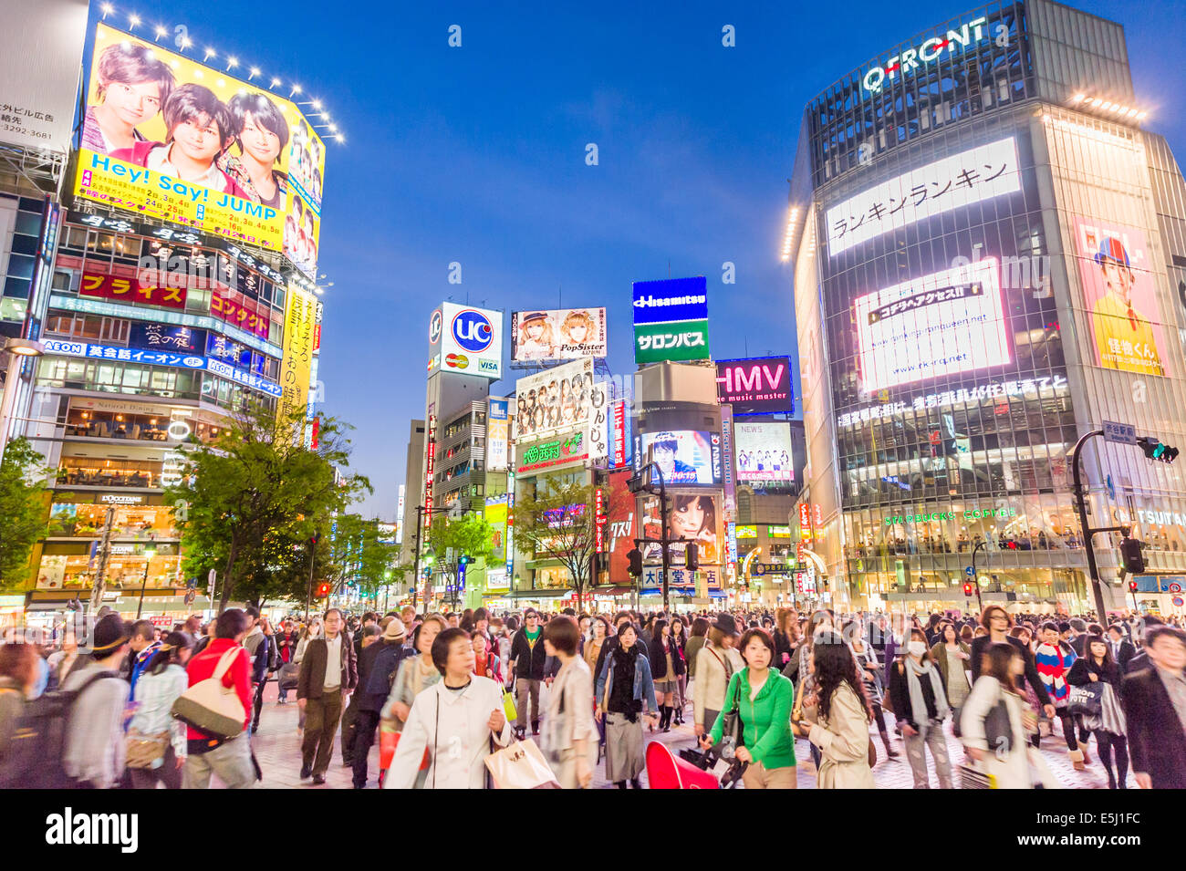 La traversata di Shibuya di notte a Tokyo, Giappone Foto Stock