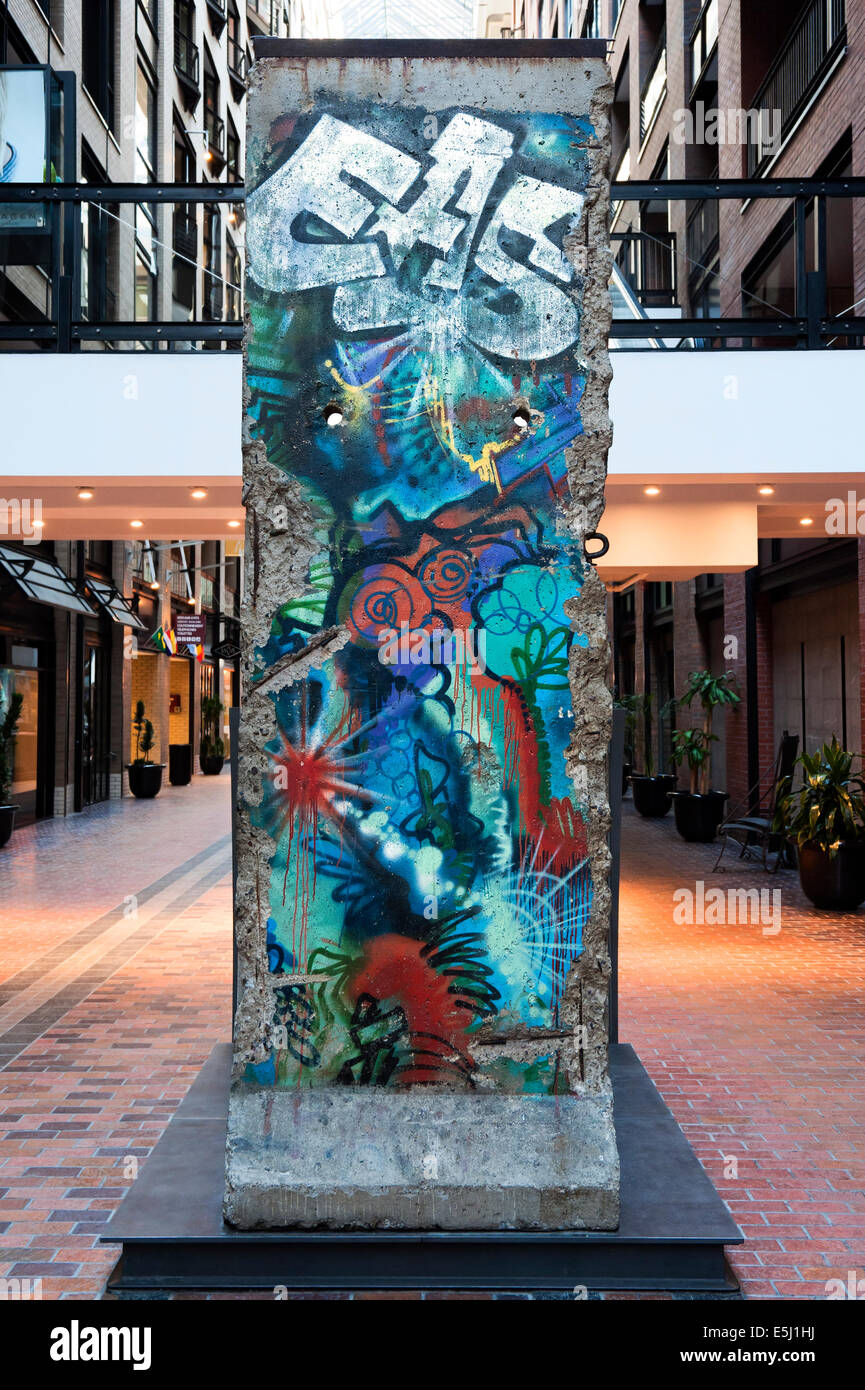 Pezzo di muro di Berlino esposti al Centro de Commerce Mondial (World Trade Center) in Montreal, provincia del Québec in Canada. Foto Stock
