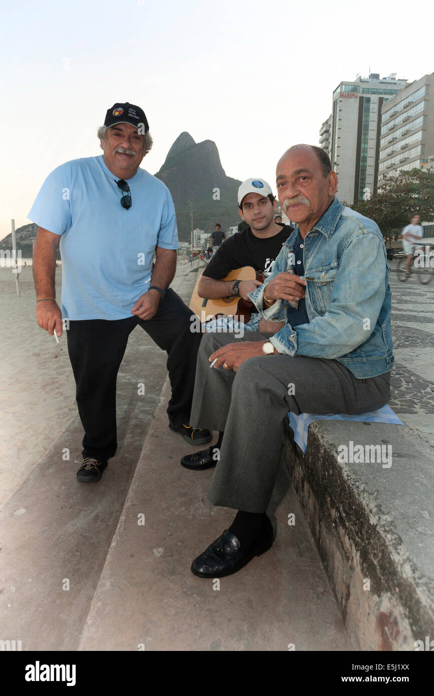 Brasiliano banda samba Os Ipanemas sulla spiaggia di Ipanema a Rio, Brasile Foto Stock