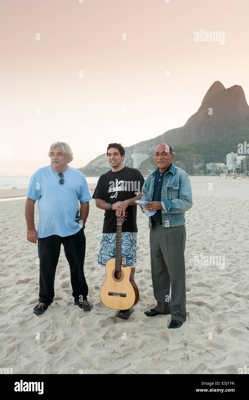 Brasiliano banda samba Os Ipanemas sulla spiaggia di Ipanema a Rio, Brasile Foto Stock