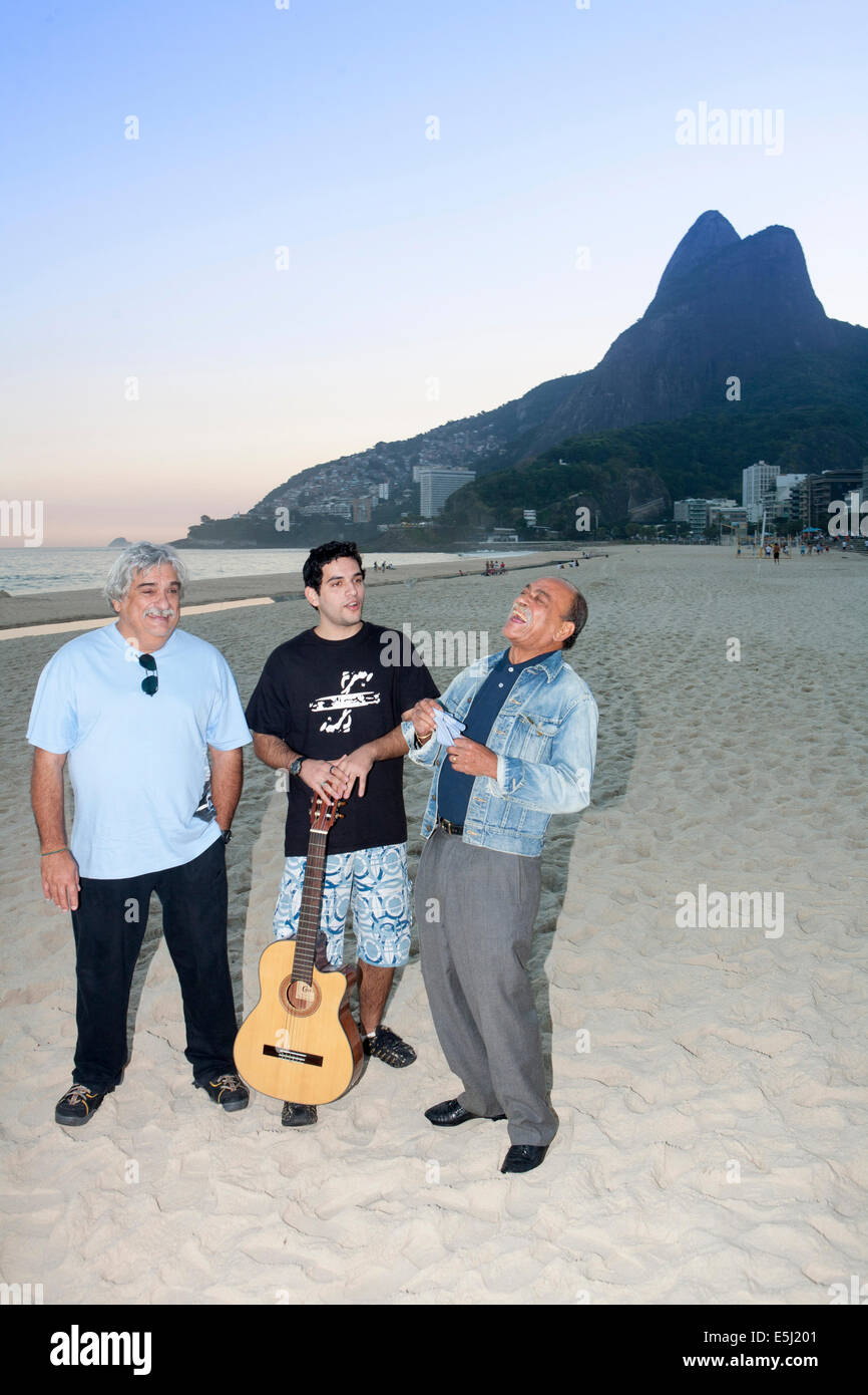 Brasiliano banda samba Os Ipanemas sulla spiaggia di Ipanema a Rio, Brasile Foto Stock