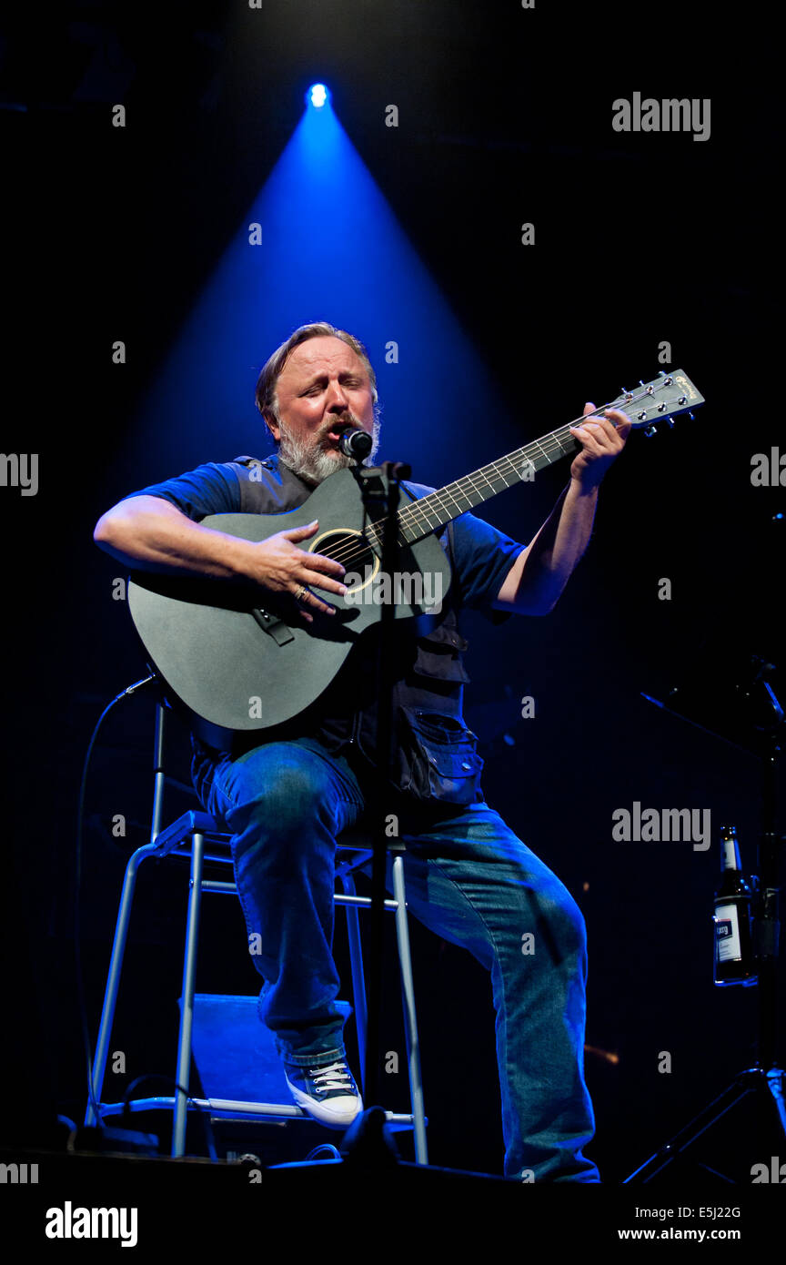 Freiburg, Germania. Il 1 agosto, 2014. Attore tedesco e il cantante Axel Prahl suona dal vivo con la sua isola Orchestra (Inselorchester) al ZMF music festival in Freiburg, Germania. Foto: Miroslav Dakov/ Alamy Live News Foto Stock