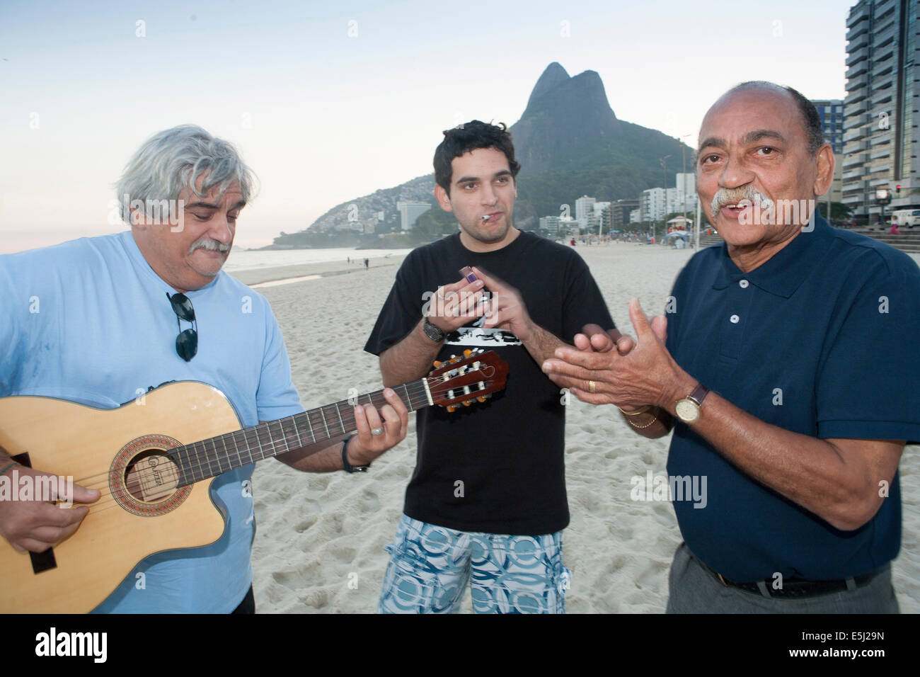 Brasiliano banda samba Os Ipanemas sulla spiaggia di Ipanema a Rio, Brasile Foto Stock