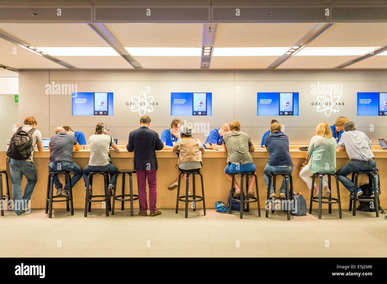 Il servizio di assistenza clienti al Genius Bar dell'Apple Store, London, England, Regno Unito Foto Stock