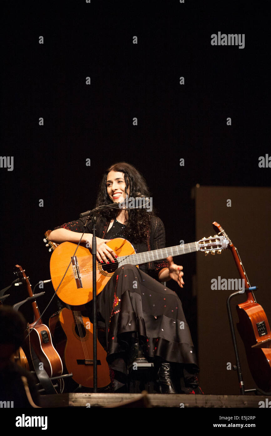 La cantante brasiliana Marisa Monte in concerto, Londra, Regno Unito Foto Stock