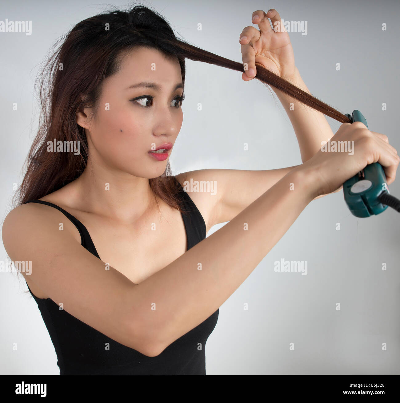 Carino ragazza asiatica con capelli Foto Stock