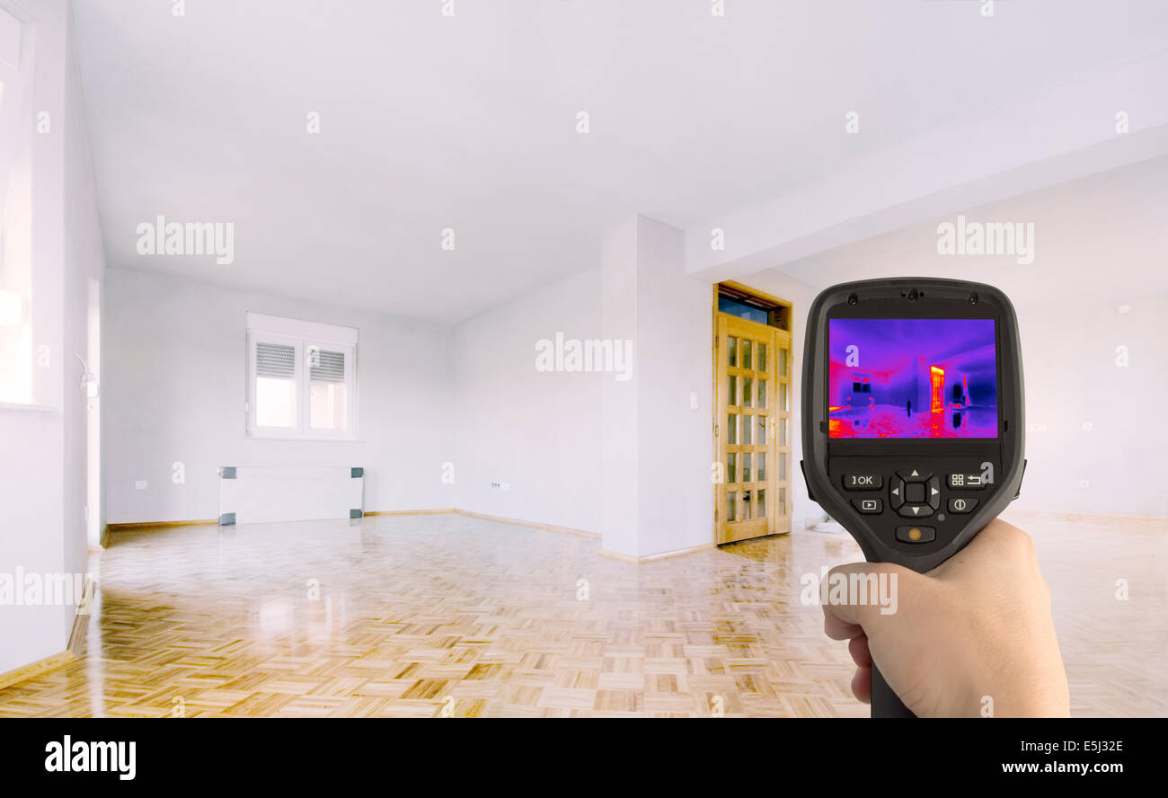 La perdita di calore il rilevamento della casa con la termocamera infrarossa Foto Stock