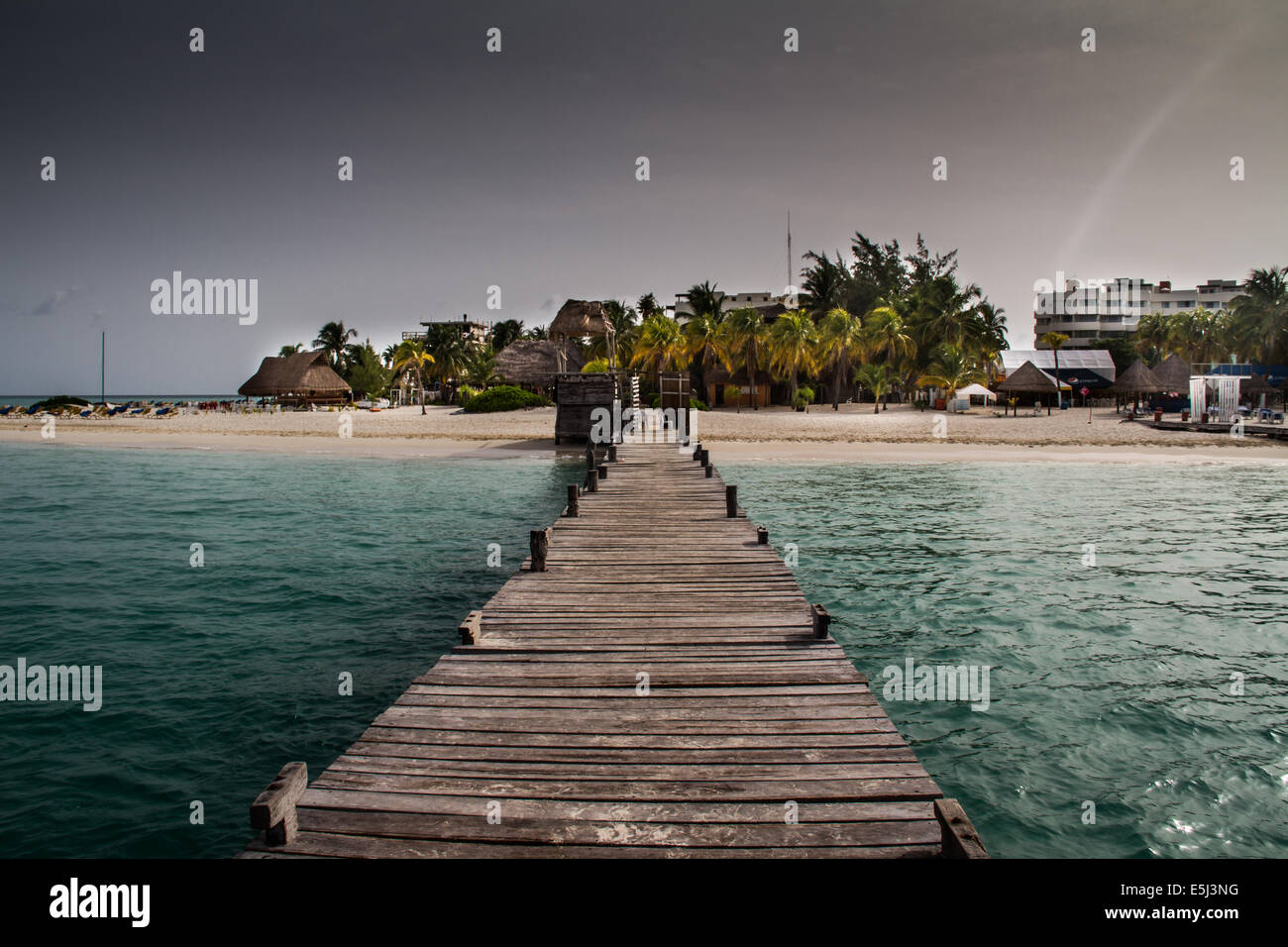 Dock di legno dalla spiaggia presso lo splendido mare dei Caraibi Foto Stock